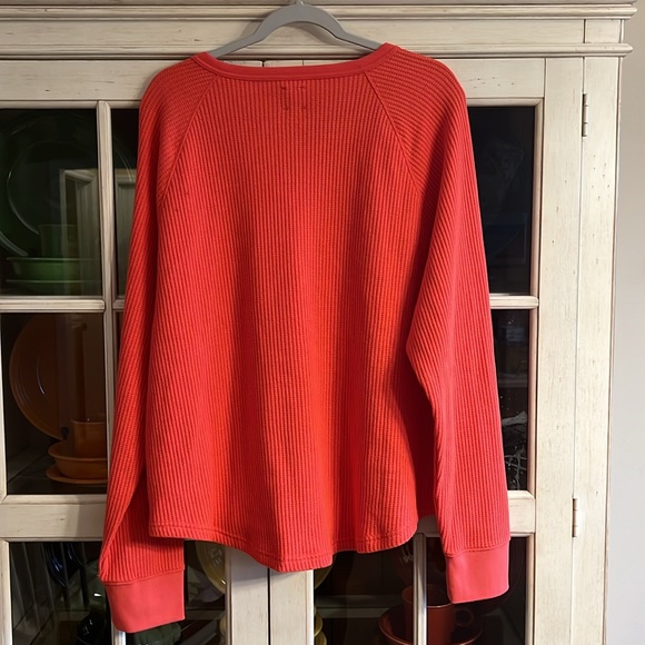 NWT Gap Waffle Knit Raglan Henley Shirt Color: fire coral red Size XL TALL - Picture 3 of 3